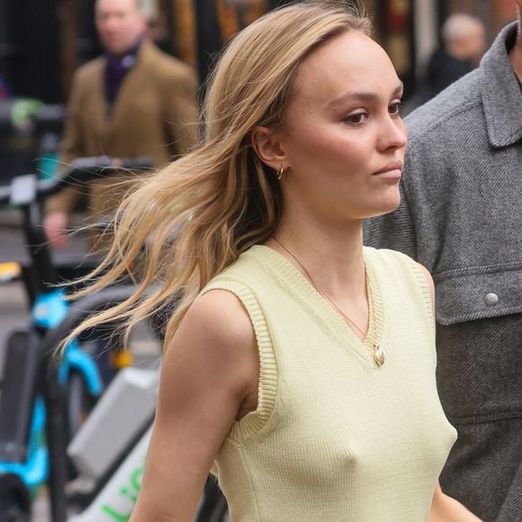 A Londres, Lily Rose Depp s'affiche dans une mini-robe jaune sans soutien-gorge 



Pictured: Lily Rose Depp