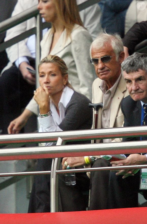 L'acteur Jean-Paul Belmondo et sa femme Natty assistent à la Coupe du Monde de Rugby IRB 2007, Poule D, France vs Géorgie, au Stade Vélodrome, Marseille le 30 septembre 2007. Photo by Morton-Nebinger/Cameleon/ABACAPRESS.COM