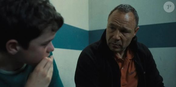 et que les créateurs ont changé l'origine du tueur passant d'un Noir ou migrant à un Blanc.

Image de la série britannique Netflix qui fait grand bruit, "Adolescence"