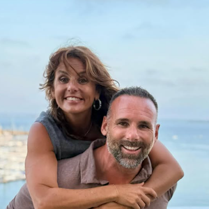 Il s'agit de son frère Charles, qui vit à Miami.

Faustine Bollaert prend la pose avec son frère Charles, qui vit à Miami.