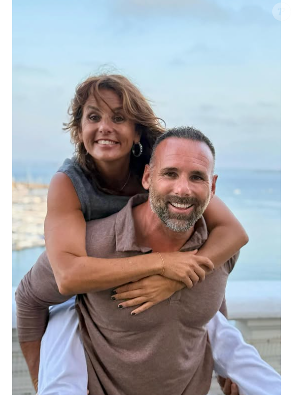 Il s'agit de son frère Charles, qui vit à Miami.

Faustine Bollaert prend la pose avec son frère Charles, qui vit à Miami.