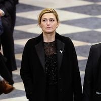 Julie Gayet très solennelle, elle a copié le détail look d'une autre première dame très connue