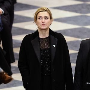 Julie Gayet était présente à la cérémonie de réouverture de Notre-Dame de Paris avec François Hollande.

Julie Gayet et son mari François Hollande - Cérémonie de réouverture de la cathédrale Notre-Dame de Paris. Joyau de l’art gothique, lieu de culte et de culture, symbole universel de la France et de son histoire, la cathédrale de Notre-Dame de Paris rouvre ses portes les 7 et 8 décembre, cinq ans après le terrible incendie qui l’avait ravagée 
© Dominique Jacovides / Bestimage