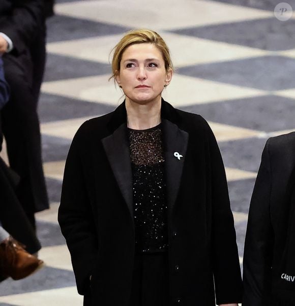 Julie Gayet était présente à la cérémonie de réouverture de Notre-Dame de Paris avec François Hollande.

Julie Gayet et son mari François Hollande - Cérémonie de réouverture de la cathédrale Notre-Dame de Paris. Joyau de l’art gothique, lieu de culte et de culture, symbole universel de la France et de son histoire, la cathédrale de Notre-Dame de Paris rouvre ses portes les 7 et 8 décembre, cinq ans après le terrible incendie qui l’avait ravagée 
© Dominique Jacovides / Bestimage