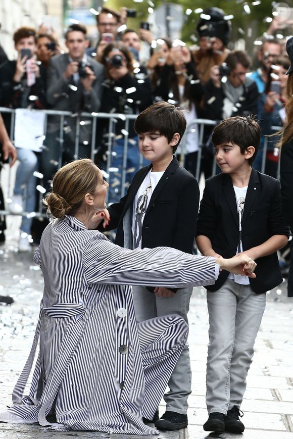 Eddy et Nelson Angelil - Celine Dion quitte l'hôtel Royal Monceau avec ses enfants et prend un jet privé au Bourget le 10 août 2017. (Agence/Bestimage).