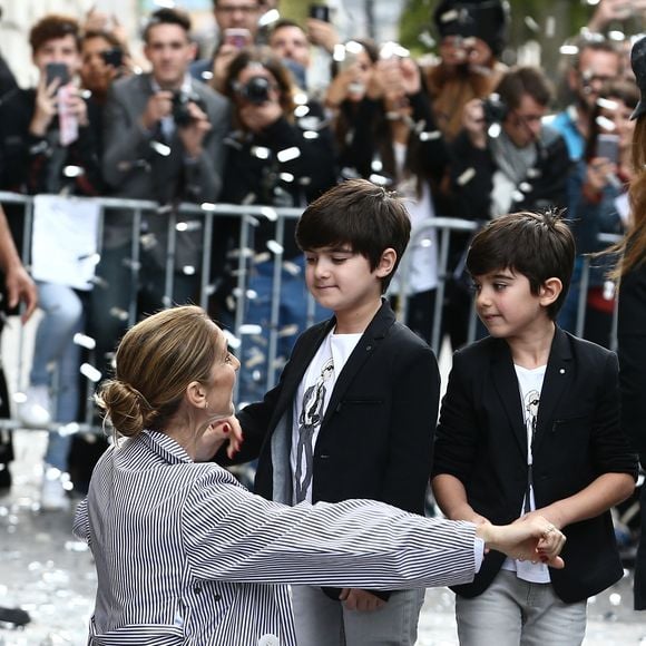 Eddy et Nelson Angelil - Celine Dion quitte l'hôtel Royal Monceau avec ses enfants et prend un jet privé au Bourget le 10 août 2017. (Agence/Bestimage).
