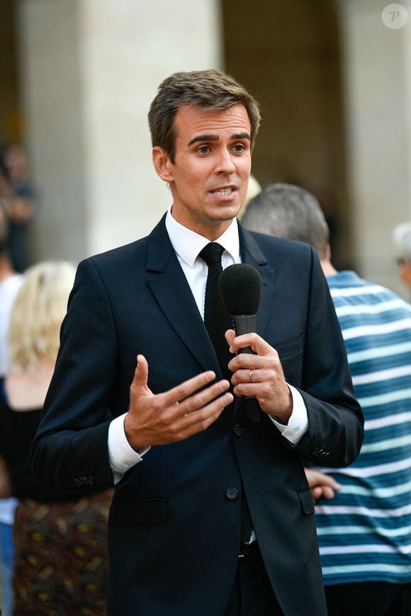 Jean-Baptiste Marteau s'est confié sur le changement de vie induit par ce soudain agrandissement de son foyer. 

Le journaliste de France 2 Jean-Baptiste Marteau lors de l'hommage national rendu à Jean-Paul Belmondo à l'Hôtel des Invalides à Paris, France, le 9 septembre 2021. Photo par Victor Joly/ABACAPRESS.COM