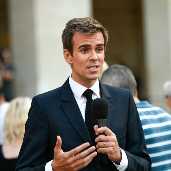 Jean-Baptiste Marteau s'est confié sur le changement de vie induit par ce soudain agrandissement de son foyer. 

Le journaliste de France 2 Jean-Baptiste Marteau lors de l'hommage national rendu à Jean-Paul Belmondo à l'Hôtel des Invalides à Paris, France, le 9 septembre 2021. Photo par Victor Joly/ABACAPRESS.COM