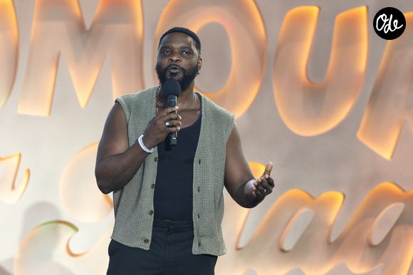 Première partie, durant l'enregistrement de la seconde soirée de "L'humour à la plage" pour la 3eme édition du festival de Juan les Pins à la pinède Gould le 27 juin 2026. © Jack Tribeca/Bestimage