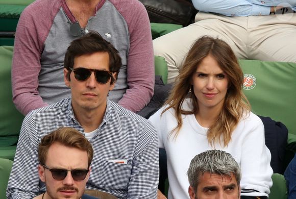 Et c'est ce qui nous intéresse ici

Laurence Arné et son compagnon dans les tribunes des internationaux de tennis de Roland Garros le 26 mai 2016. © Dominique Jacovides / Bestimage