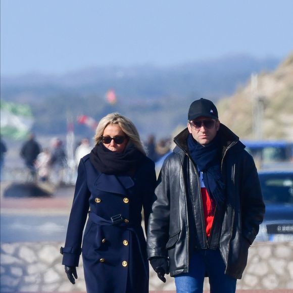 Le président candidat Emmanuel Macron prend l'air vivifiant du bord de mer au Touquet avec sa femme Brigitte la veille du premier tour des élections présidentielles le 9 avril 2022