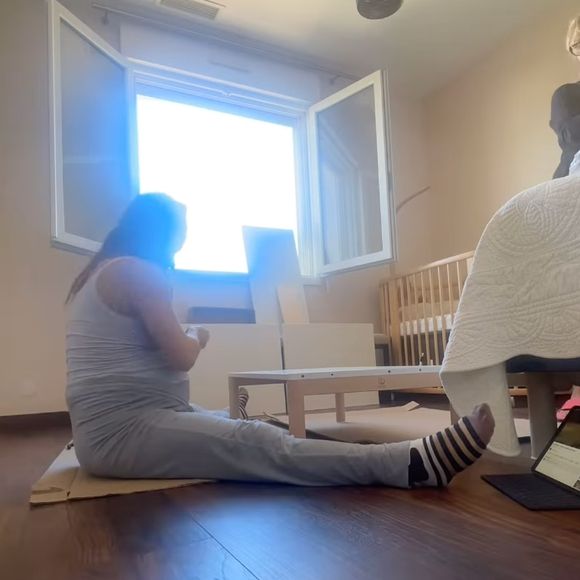 Epaulée par sa maman, l'artiste a voulu faire les choses en grand. Elle a également partagé les marques des nouveaux articles qu'elle a reçus pour son nourrison.

Denitsa Ikonomova a immortalisé la nurserie de son nouveau-né sur Instagram. (Capture d'écran).