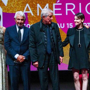 Elsa Zylberstein, Michel Boujenah, Claude Lelouch, Françoise Gillard et Barbara Pravi assistent à la cérémonie de remise des prix lors du 50e Festival du Cinéma Américain de Deauville le 14 septembre 2024 à Deauville, France. Photo par Shootpix/ABACAPRESS.COM