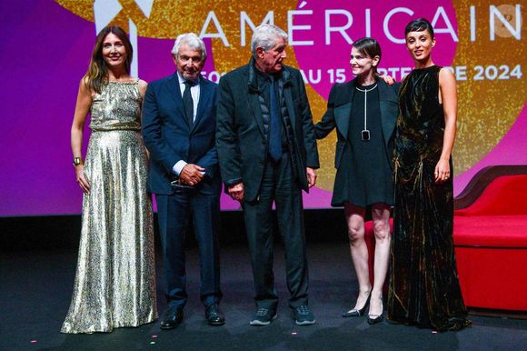 Elsa Zylberstein, Michel Boujenah, Claude Lelouch, Françoise Gillard et Barbara Pravi assistent à la cérémonie de remise des prix lors du 50e Festival du Cinéma Américain de Deauville le 14 septembre 2024 à Deauville, France. Photo par Shootpix/ABACAPRESS.COM