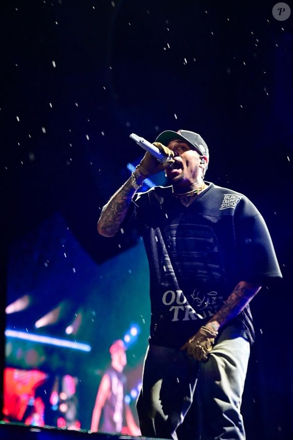 Déjà accusé de violences par le passé, il a été arrêté tôt jeudi par la police dans un hôtel de Manchester.

Chris Brown performe à São Paulo, Brésil. Backgrid USA / Bestimage
