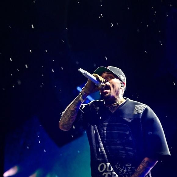 Déjà accusé de violences par le passé, il a été arrêté tôt jeudi par la police dans un hôtel de Manchester.

Chris Brown performe à São Paulo, Brésil. Backgrid USA / Bestimage