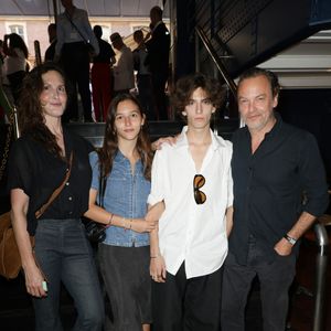 Devenue mère de deux enfants avec l’acteur et réalisateur Patrick Mille (une fille, Suzanne, et un fils, Lucien), elle est devenue une maman ultra-protectrice.

Justine Lévy avec ses enfants Suzanne et Lucien et son mari Patrick Mille - Avant-Première du documentaire "Notre Guerre" au cinéma le Balzac à Paris le 24 juin 2025. © Coadic Guirec/Bestimage