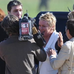 Des proches et Elise Lucet embrassent le caméraman français Stéphane Taponier et le reporter français Hervé Ghesquiere à l'aéroport militaire de Villacoublay, à l'ouest de Paris, en France, le 30 juin 2011. © Photo par Nicolas Gouhier/ABACAPRESS.COM
