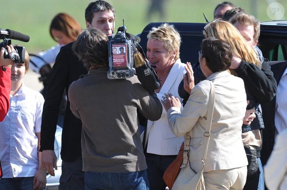 Des proches et Elise Lucet embrassent le caméraman français Stéphane Taponier et le reporter français Hervé Ghesquiere à l'aéroport militaire de Villacoublay, à l'ouest de Paris, en France, le 30 juin 2011. © Photo par Nicolas Gouhier/ABACAPRESS.COM