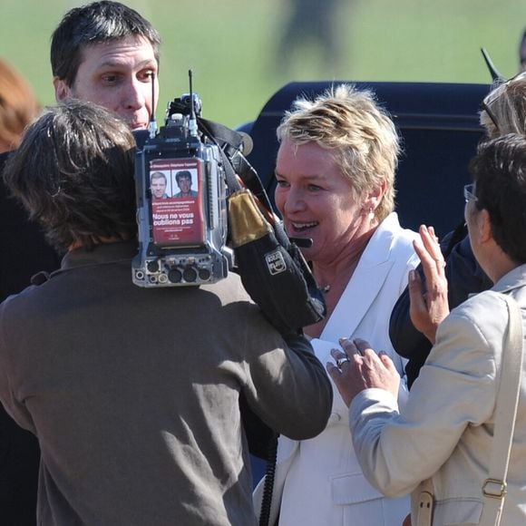 Des proches et Elise Lucet embrassent le caméraman français Stéphane Taponier et le reporter français Hervé Ghesquiere à l'aéroport militaire de Villacoublay, à l'ouest de Paris, en France, le 30 juin 2011. © Photo par Nicolas Gouhier/ABACAPRESS.COM