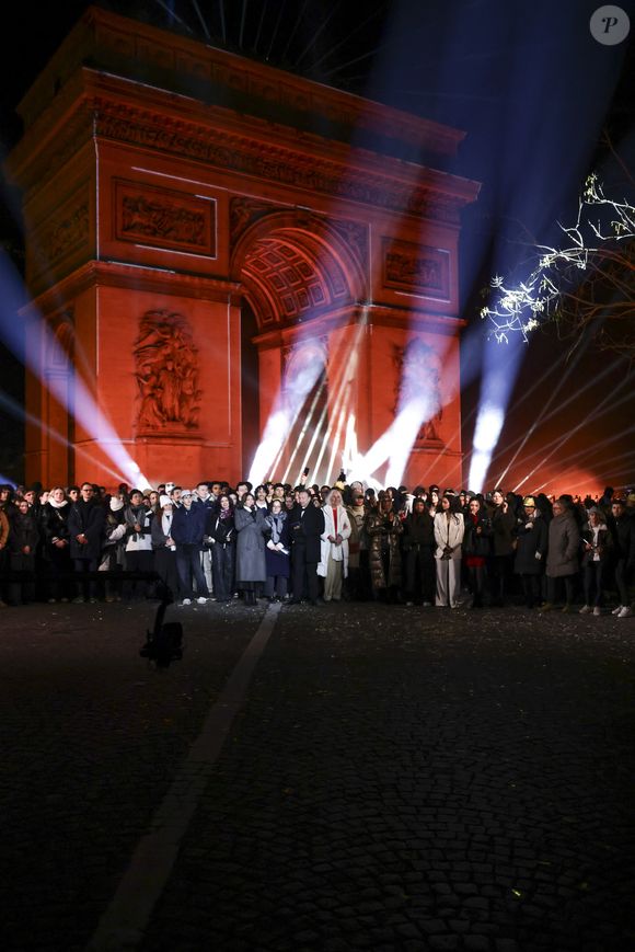 Exclusif - Stéphane Bern présente l'émission "La Grande Soirée du 31 de Paris" diffusée sur France 2 sur les Champs-Elysées, en présence de Anne Hidalgo et Gil Alma, à Paris, France, le 31 décembre 2025. © Jack Tribeca/BHM/Bestimage