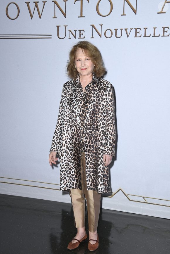 Nathalie Baye lors de l'avant première de Downton Abbey 2 : Une nouvelle ère au cinéma Gaumont Champs-Élysées Marignan à Paris le 19 avril 2022

© Giancarlo Gorassini / Bestimage