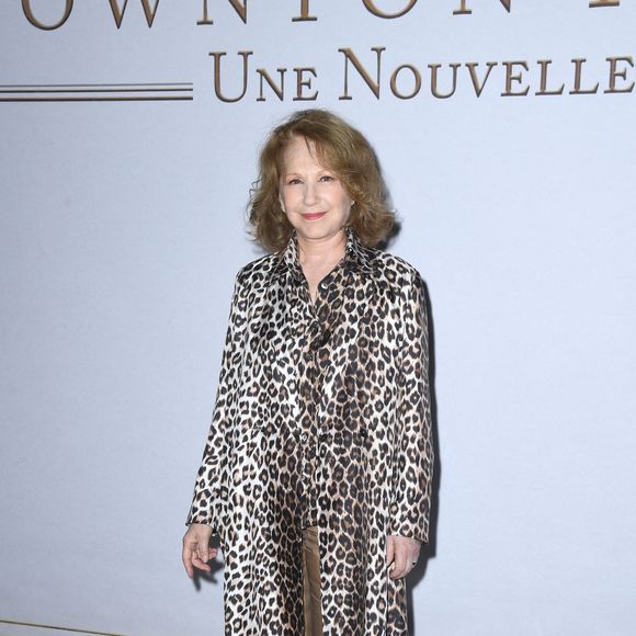 Nathalie Baye lors de l'avant première de Downton Abbey 2 : Une nouvelle ère au cinéma Gaumont Champs-Élysées Marignan à Paris le 19 avril 2022

© Giancarlo Gorassini / Bestimage