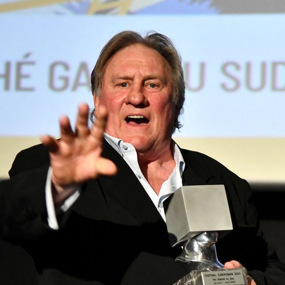 Selon nos confrères de "La Tribune dimanche", il aime manger dans un restaurant parisien, " où on le voit déjeuner au comptoir, casque de scooter sur la tête".

Gérard Depardieu lors de la soirée de clôture de la 3eme édition du Festival Cinéroman à Nice, le 24 octobre 2021. C'est avec la remise des prix et la projection en avant première du film Goliath, réalisé par F.Tellier, que Cinéroman s'est achevé avec en invité surprise, G.Depardieu. 
©Bruno Bebert / Bestimage