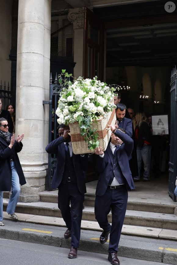 Le cerceuil en osier - Sorties des Obsèques de Constance de la Fontaine en l'église Notre-Dame-de-Grâce-de-Passy à Paris le 12 mai 2026. © Coadic Guirec - Julien Sarkissian / Bestimage