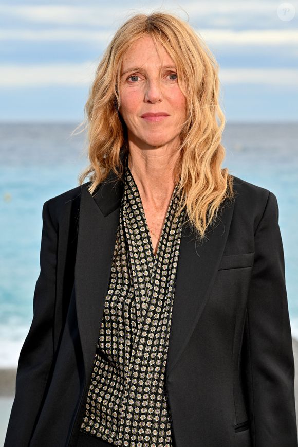 Elle y rend hommage à ses proches, notamment à sa sœur, qu’elle décrit comme un pilier essentiel.

Sandrine Kiberlain au photocall pour le film "Sarah Bernhardt, La Divine " lors de la 6ème édition du festival Cinéroman à Nice le 2 octobre 2024.

© Bebert / Jacovides / Bestimage