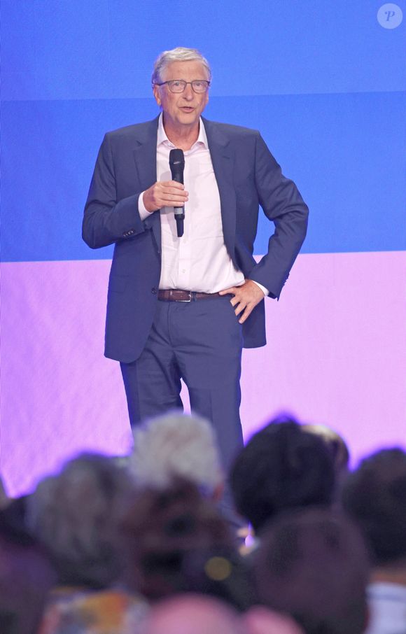 Le prince William, prince de Galles, portant une cravate recyclée, et Bill Gates, fondateur de Breakthrough Energy, visitent l'Innovation Showcase au Breakthrough Energy Summit à Londres, le 27 juin 2024. ALPHA AGENCY / BESTIMAGE