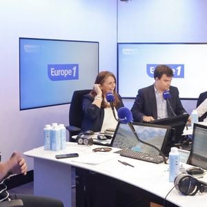 Exclusif - Cyril Hanouna avec ses Valérie Benaim, Gauthier Le Bret et Eric Naulleau - C.Hanouna avec ses chroniqueurs G.Maillet, E.Naulleau, G.Le Bret, V.Benaim, R.Aabou, et les invités du jour, P.Praud, M.Vallet, E.Zemmour et M.Valls, aux commandes de l’émission "On Marche Sur La Tête"  diffusée en direct sur les ondes de radio Europe 1, à Paris, France, le 17 juin 2024. © Jack Tribeca/Bestimage
