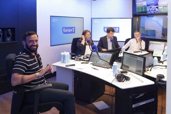 Exclusif - Cyril Hanouna avec ses Valérie Benaim, Gauthier Le Bret et Eric Naulleau - C.Hanouna avec ses chroniqueurs G.Maillet, E.Naulleau, G.Le Bret, V.Benaim, R.Aabou, et les invités du jour, P.Praud, M.Vallet, E.Zemmour et M.Valls, aux commandes de l’émission "On Marche Sur La Tête"  diffusée en direct sur les ondes de radio Europe 1, à Paris, France, le 17 juin 2024. © Jack Tribeca/Bestimage