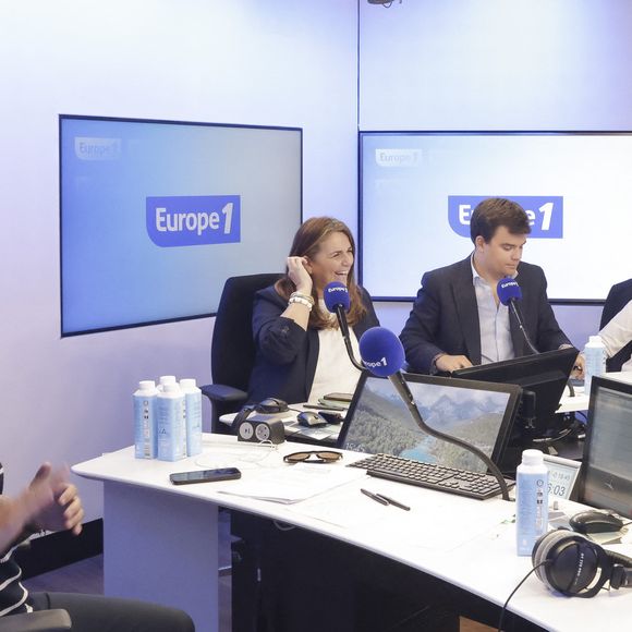 Exclusif - Cyril Hanouna avec ses Valérie Benaim, Gauthier Le Bret et Eric Naulleau - C.Hanouna avec ses chroniqueurs G.Maillet, E.Naulleau, G.Le Bret, V.Benaim, R.Aabou, et les invités du jour, P.Praud, M.Vallet, E.Zemmour et M.Valls, aux commandes de l’émission "On Marche Sur La Tête"  diffusée en direct sur les ondes de radio Europe 1, à Paris, France, le 17 juin 2024. © Jack Tribeca/Bestimage