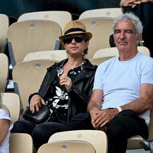 Raymond Domenech et sa nouvelle compagne à Roland Garros le 03 juin 2025 à Paris, France. Photo de ABACAPRESS.COM