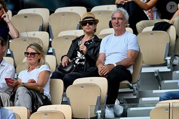Raymond Domenech et sa nouvelle compagne à Roland Garros le 03 juin 2025 à Paris, France. Photo de ABACAPRESS.COM
