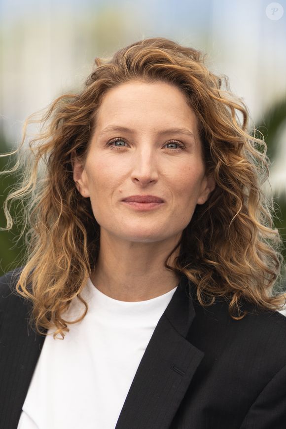 L'aînée, Julia Piaton, a choisi de marcher sur ses pas en devenant une comédienne populaire...

Julia Piaton au photocall du film "La Venue de l'Avenir" lors du 78ème Festival International du Film de Cannes, France, le 23 mai 2025. Crédit Jacovides-Moreau/Bestimage