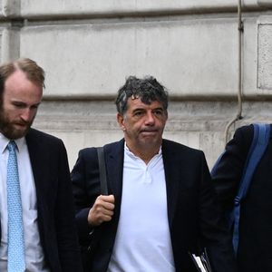 Stéphane Plaza arrive à la Maison de la Chimie à Paris avec ses avocats Antonin Gravelin-Rodriguez et Julien Roelens pour donner une conférence de presse le 5 juin 2025.
Agence / Bestimage