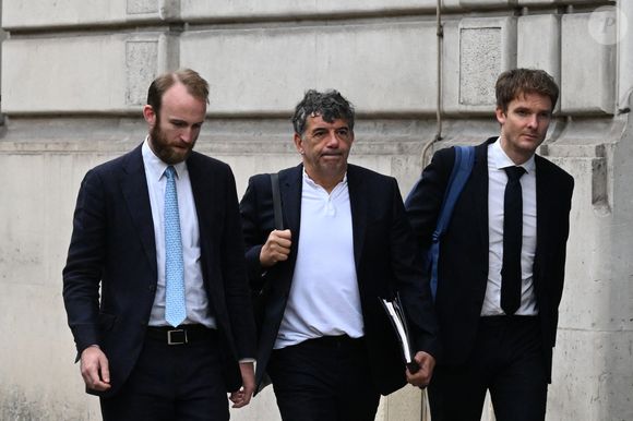 Stéphane Plaza arrive à la Maison de la Chimie à Paris avec ses avocats Antonin Gravelin-Rodriguez et Julien Roelens pour donner une conférence de presse le 5 juin 2025.
Agence / Bestimage