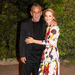 Exclusif - Thierry Ardisson et sa femme Audrey Crespo-Mara - Véronique Sanson en concert à l'occasion de la présentation de sa tournée "Hasta Luego" au théâtre de Verdure lors du festival de Ramatuelle le 1er aout 2023. © Cyril Bruneau / Festival de Ramatuelle / Bestimage