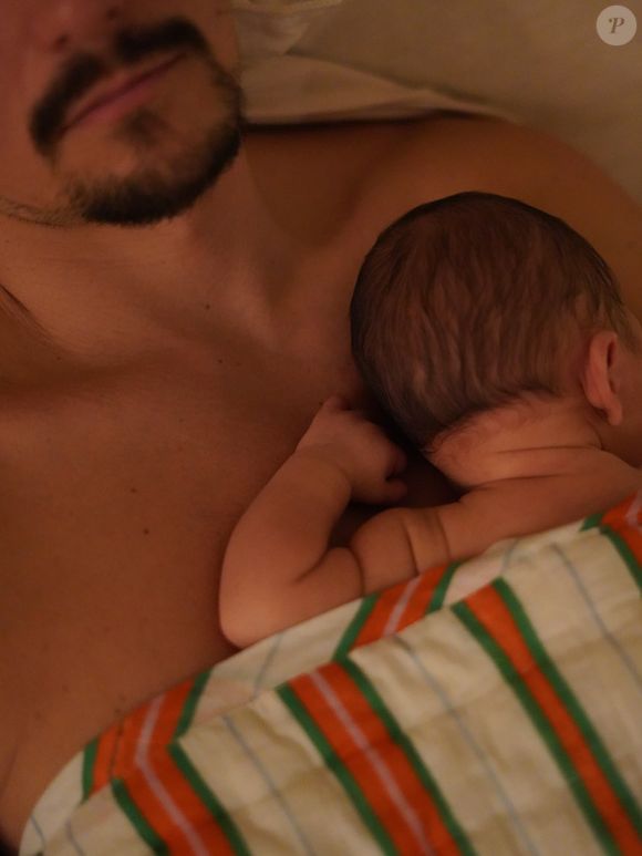 Et la compagne de Juan Arbelaez a tout pour bien pouponner son bébé. 

Juan Arbelaez avec son bébé sur Instagram.