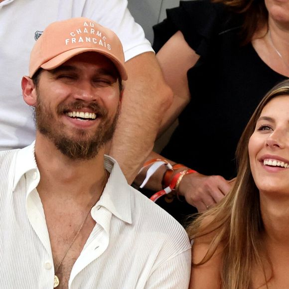 Théo Fleury et sa compagne Camille Cerf, Miss France 2015 en tribune (jour 14) lors des Internationaux de France de Tennis de Roland Garros 2022 à Paris, France, le 4 juin 2022. © Dominique Jacovides/Bestimage