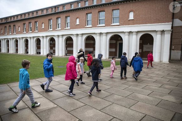 Les enfants des travailleurs clés traversent l'un des campus du collège Eton alors qu'ils se rendent à leur pause déjeuner. Les enfants passent leurs journées à l'Eton College où ils sont scolarisés pendant la période de confinement causée par le virus Corona. Windsor, Royaume-Uni, le 28 avril 2020. Photo par Richard Pohle/The Times/News Licensing/ABACAPRESS.COM