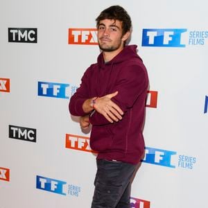 Il s'agit de madeleines artisanales dont il a précieusement récupéré la recette secrète.

Clément Rémiens - Soirée de rentrée 2019 de TF1 au Palais de Tokyo à Paris, le 9 septembre 2019. © Pierre Perusseau/Bestimage