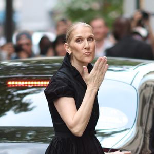 Au détour de cet hommage, l'artiste a évoqué un retour sur scène.

Céline Dion à la sortie de l'hôtel Royal Monceau à Paris avant l'ouverture des Jeux Olympiques (JO) de Paris 2024, à Paris, le 24 juillet 2024.

Photo : Agence / Bestimage