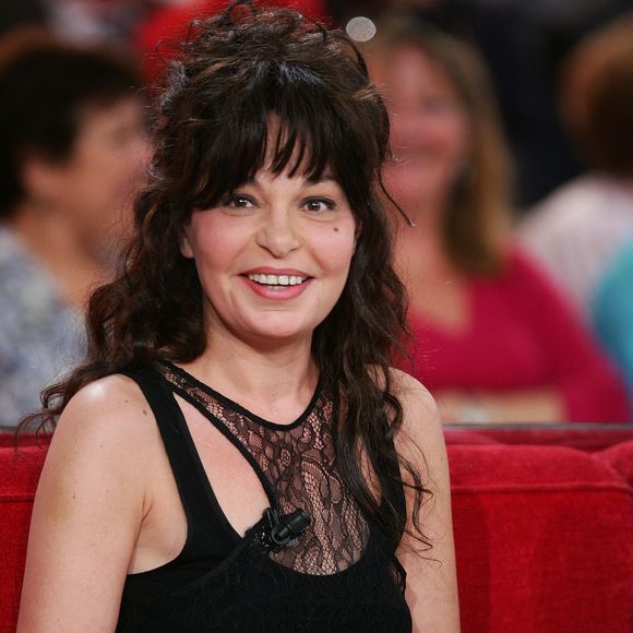 Lorsque l’actrice a quitté sa maison pour s’installer à Paris, elle a confié leur épagneul papillon Paco à Jean-Pierre, symbole de leur lien durable. 

Archives - Isabelle Mergault - Enregistrement de l'émission "Vivement Dimanche". Le 10 octobre 2012. JLPPA / Bestimage