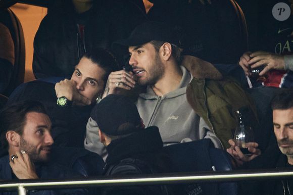 Théo Hernandez - Célébrités dans les tribunes lors du match de Ligue 1 McDonald's opposant le Paris Saint-Germain (PSG) à l'Olympique de Marseille (OM) - (3-1) au Parc des Princes à Paris le 16 mars 2025. © Cyril Moreau/Bestimage