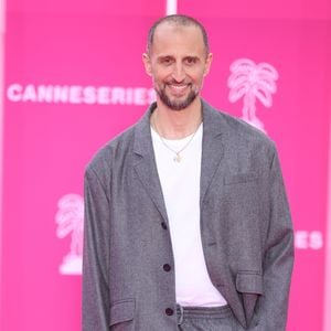 Arie Elmaleh sur le tapis rose lors de la 9ème édition de "CanneSeries" à Cannes le 25 Avril 2026.
© Denis Guignebourg / Bestimage