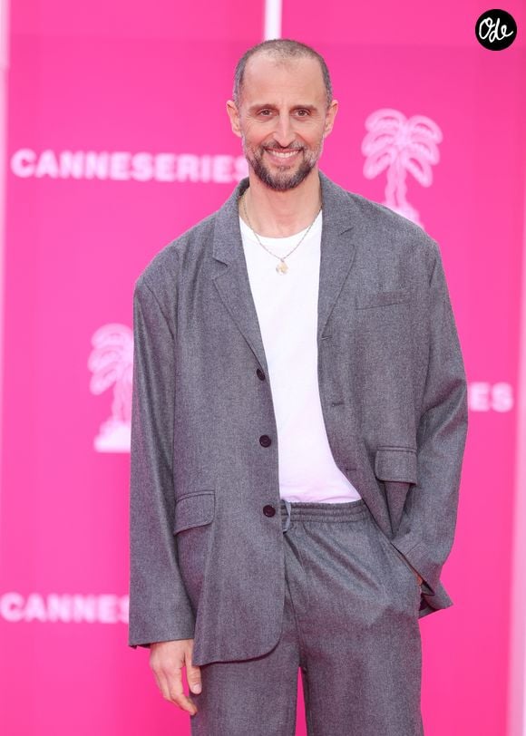 Arie Elmaleh sur le tapis rose lors de la 9ème édition de "CanneSeries" à Cannes le 25 Avril 2026.

© Denis Guignebourg / Bestimage