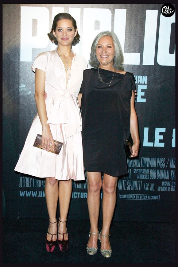 Également coach de vie, elle a eu une enfance difficile

Marion Cotillard et sa mère (Niseema Theillaud) à l'avant-première du film "Public Enemies". à Paris en juillet 2009. Photo : OLIVIER BORDE / BESTIMAGE